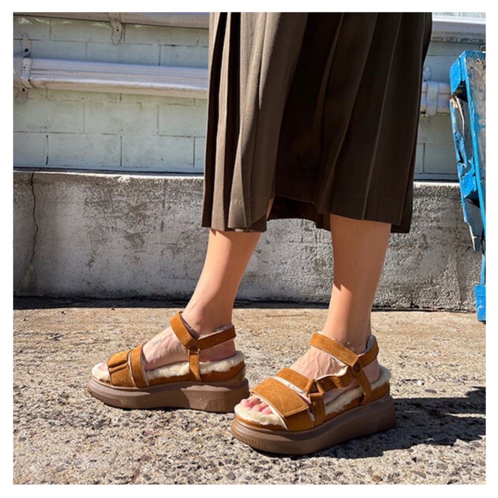 SUZANNE RAE Women's Shearling Velcro Sandal